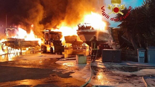 Ostia, 4 barche in fiamme nel cantiere: ipotesi incendio doloso