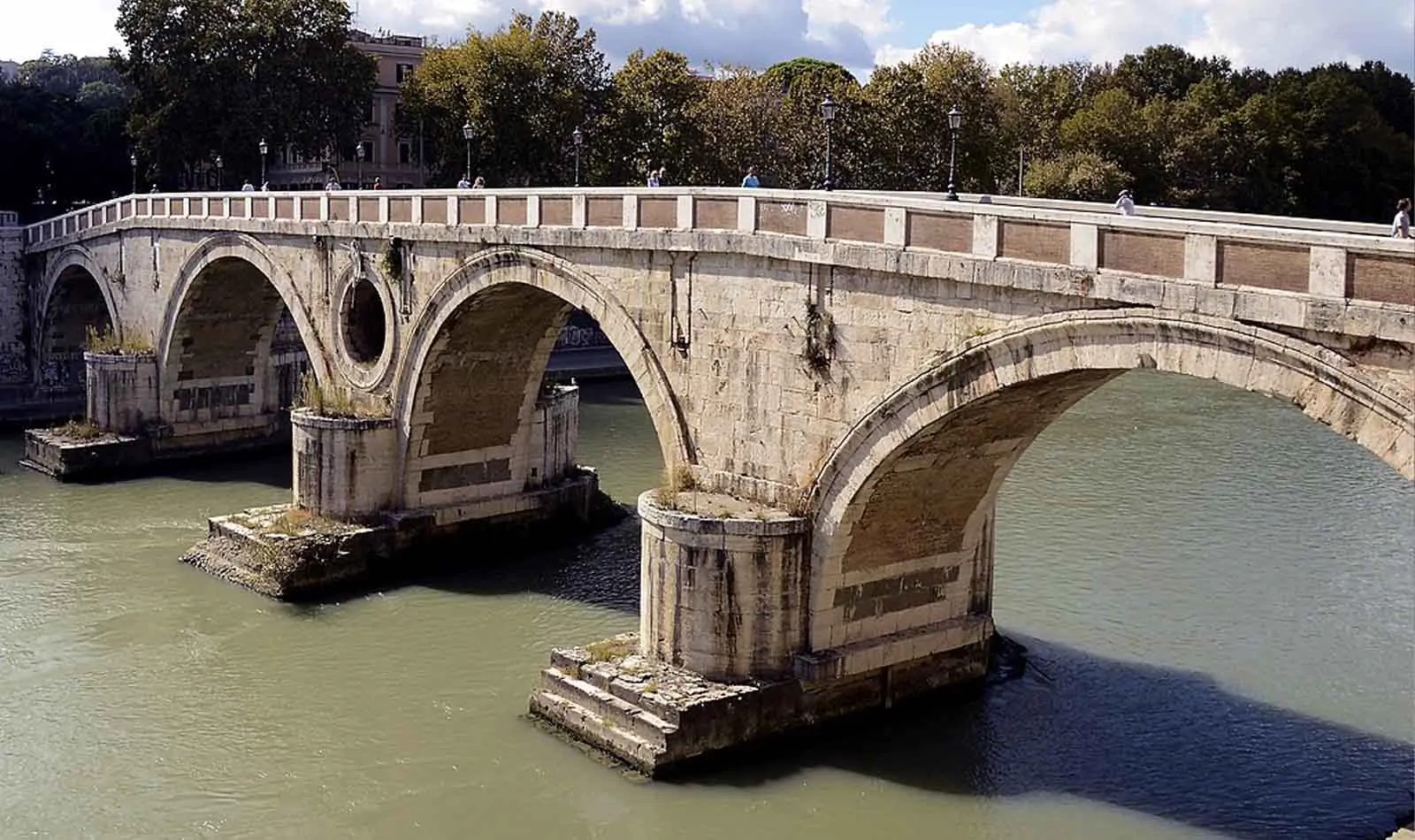 Ponte Sisto, base dello spaccio nel cuore di Roma: vale 240mila euro al mese