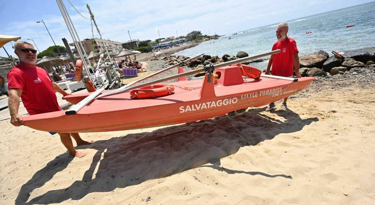 Roma, cade in acqua, viene salvato dai bagnini dopo aver nuotato due ore