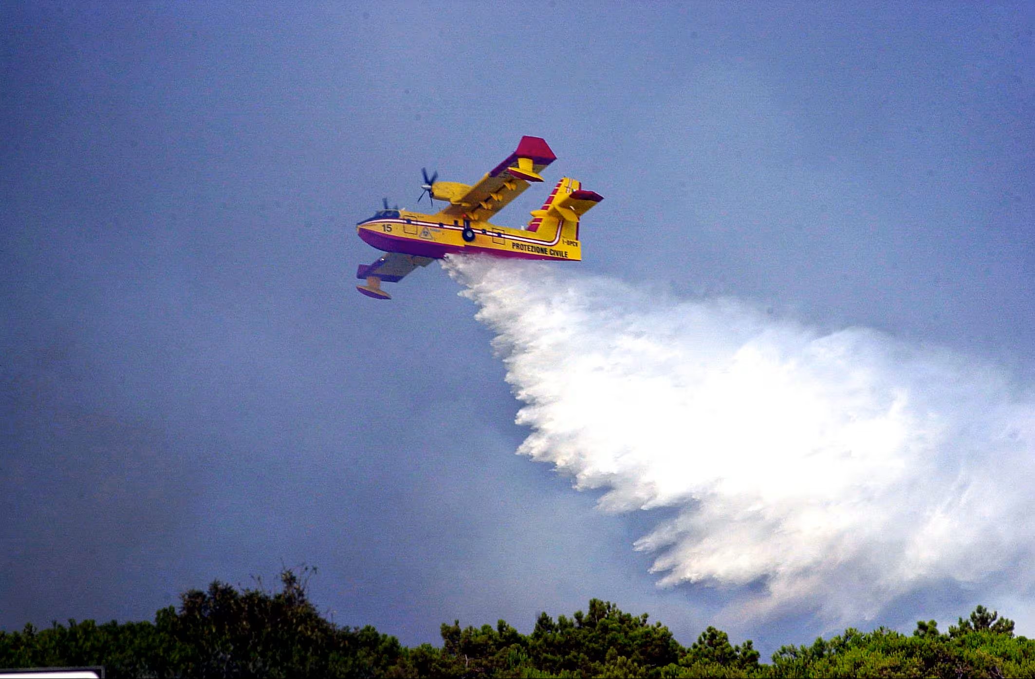 Incendio vicino alla spiaggia a Sperlonga: probabile origine dolosa