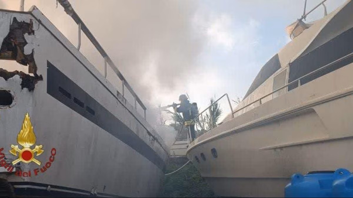 Ostia, a fuoco una rimessa di barche: è il secondo rogo in una settimana