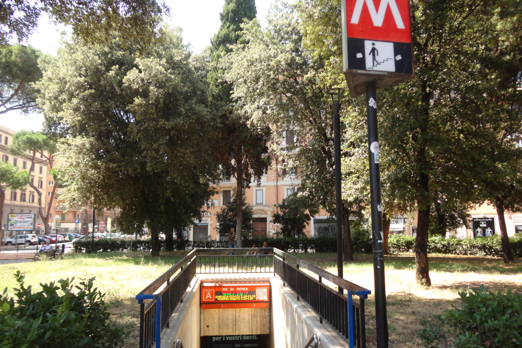 Roma, arrestata una coppia di romeni: rapinavano i passeggeri della metro