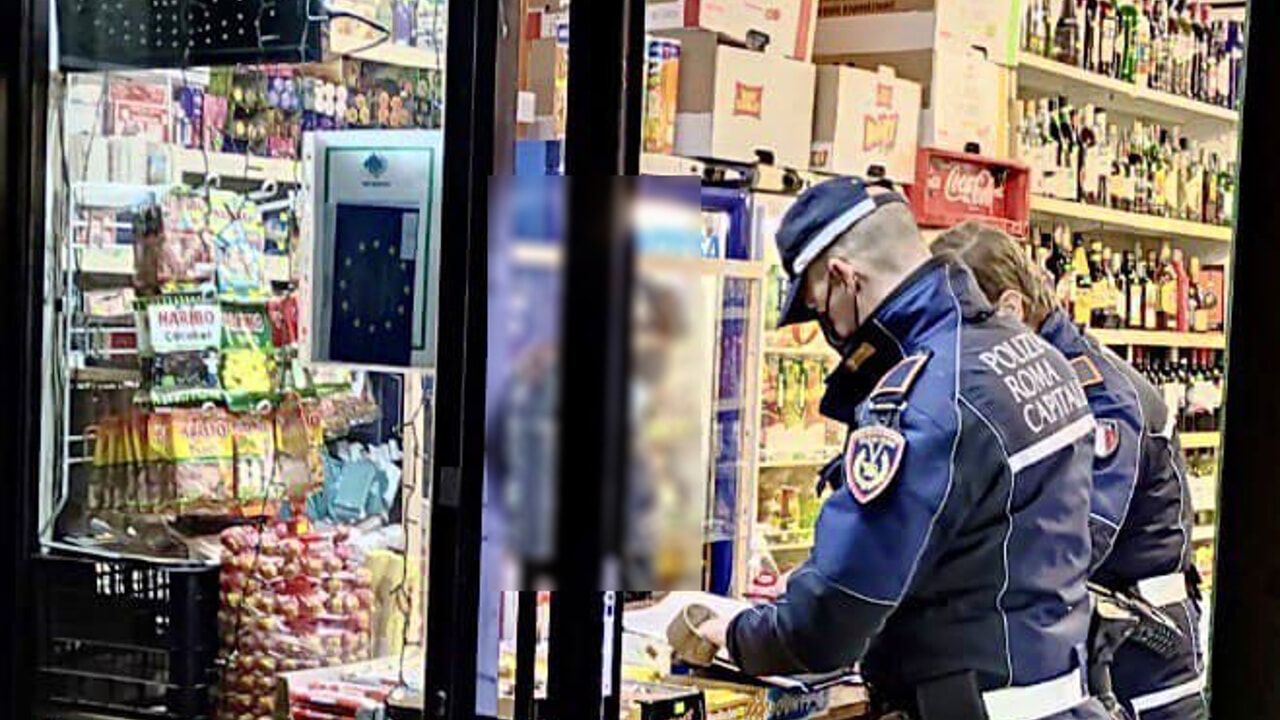 Roma, malamovida: 400 locali controllati, i vigili chiudono 10 minimarket