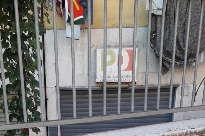 Roma, vandalismi contro le sedi del Pd a San Basilio e di FI a Montesacro