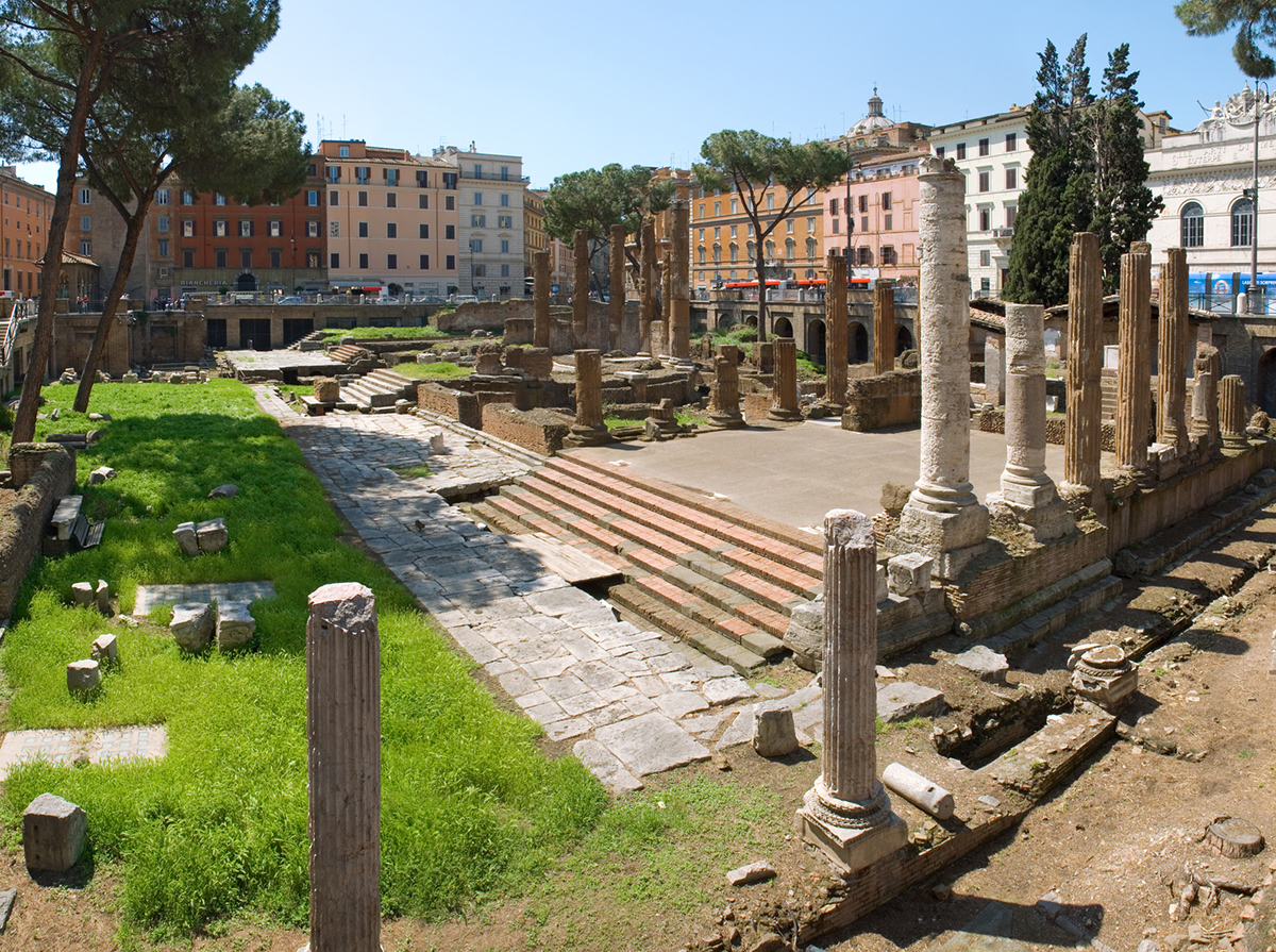 Roma, turisti picchiati e rapinati da 3 nordafricani a Largo Torre Argentina