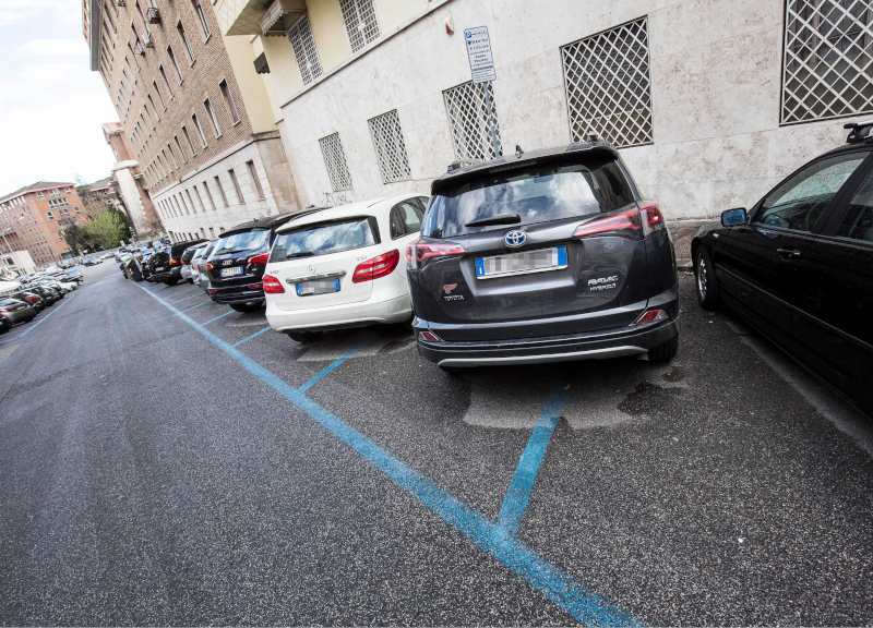 Roma, in arrivo 7.500 sensori hi-tech per i parcheggi: stop ai furbetti