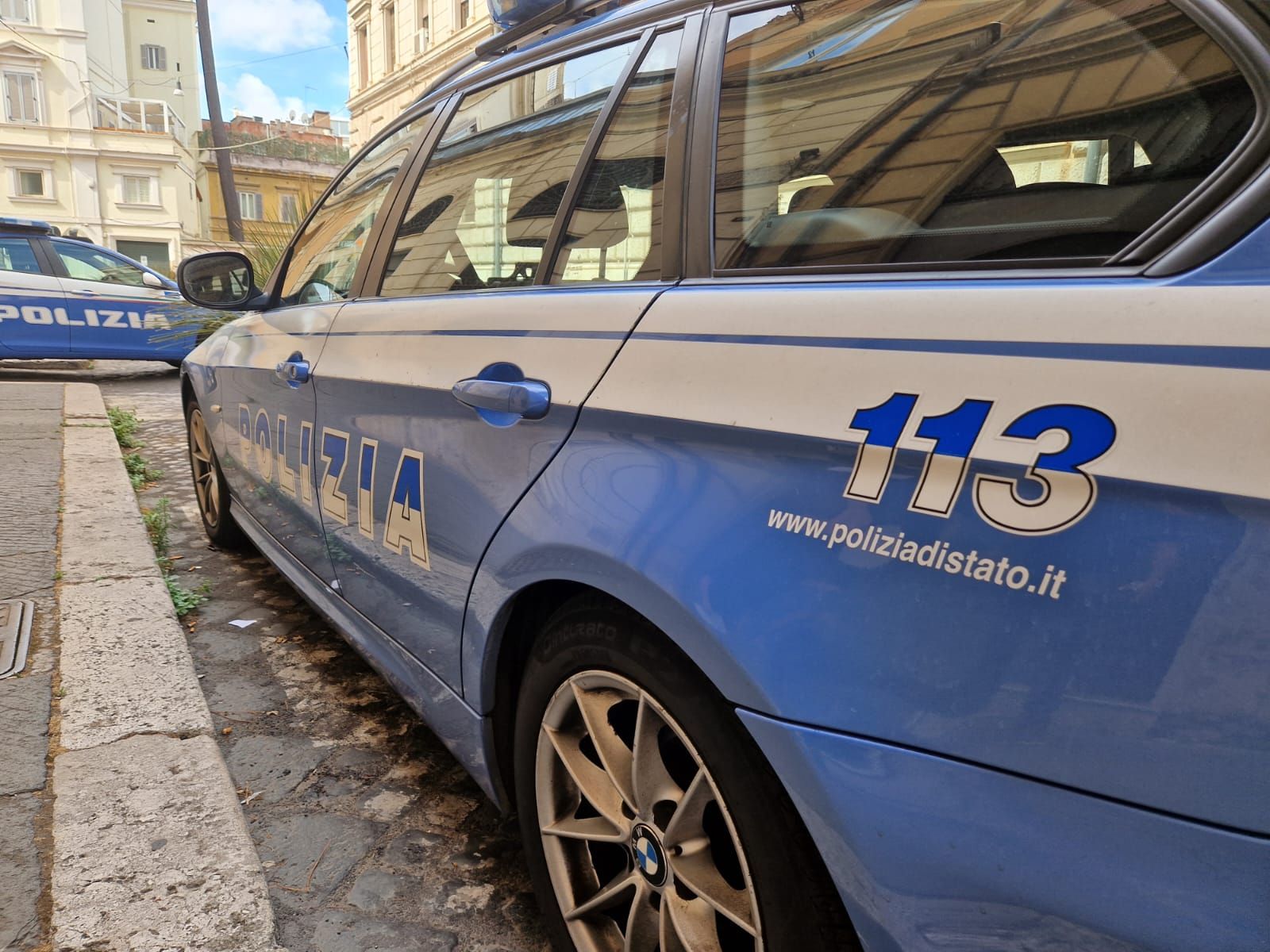 Roma, minaccia di morte i genitori e poi morde 3 poliziotti: 30enne arrestato