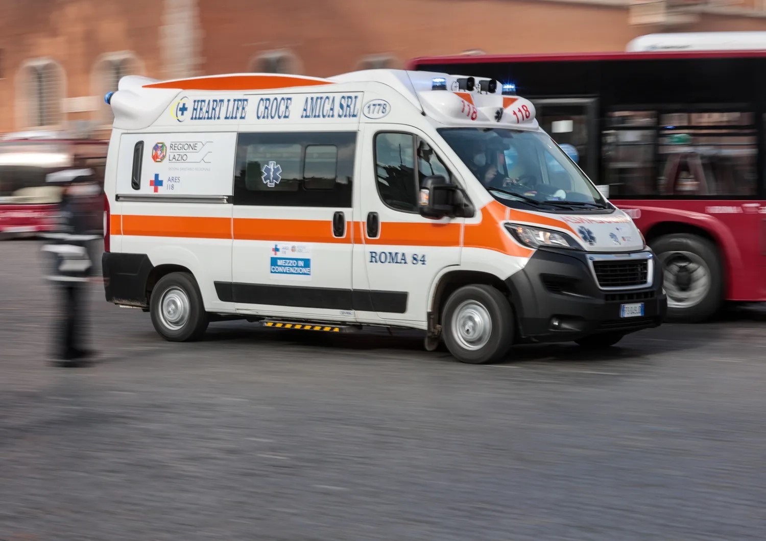 Roma, bimbo di 8 anni bastonato da una baby gang di rom: operato al volto