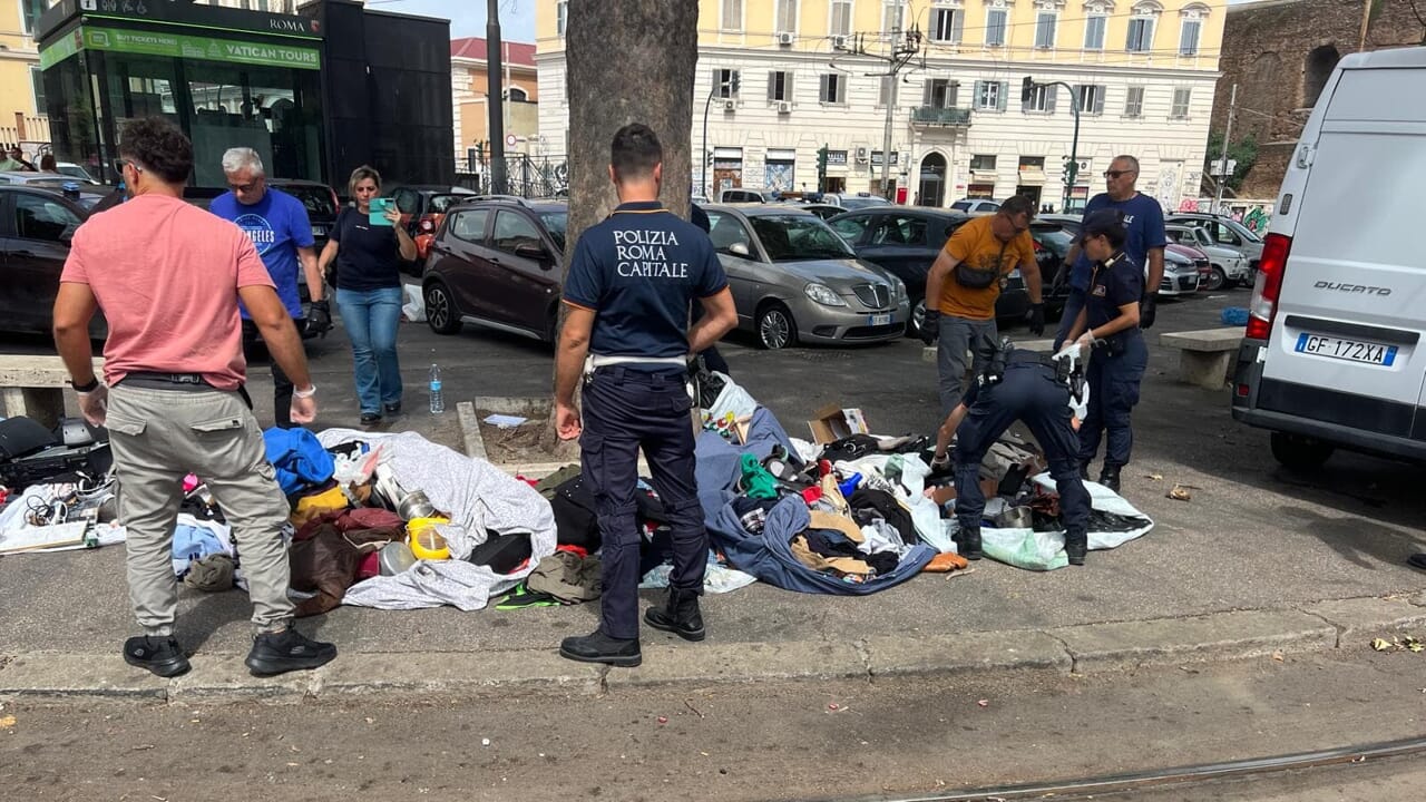 Roma, blitz anti-degrado: sequestrati 16 quintali di prodotti usati e contraffatti