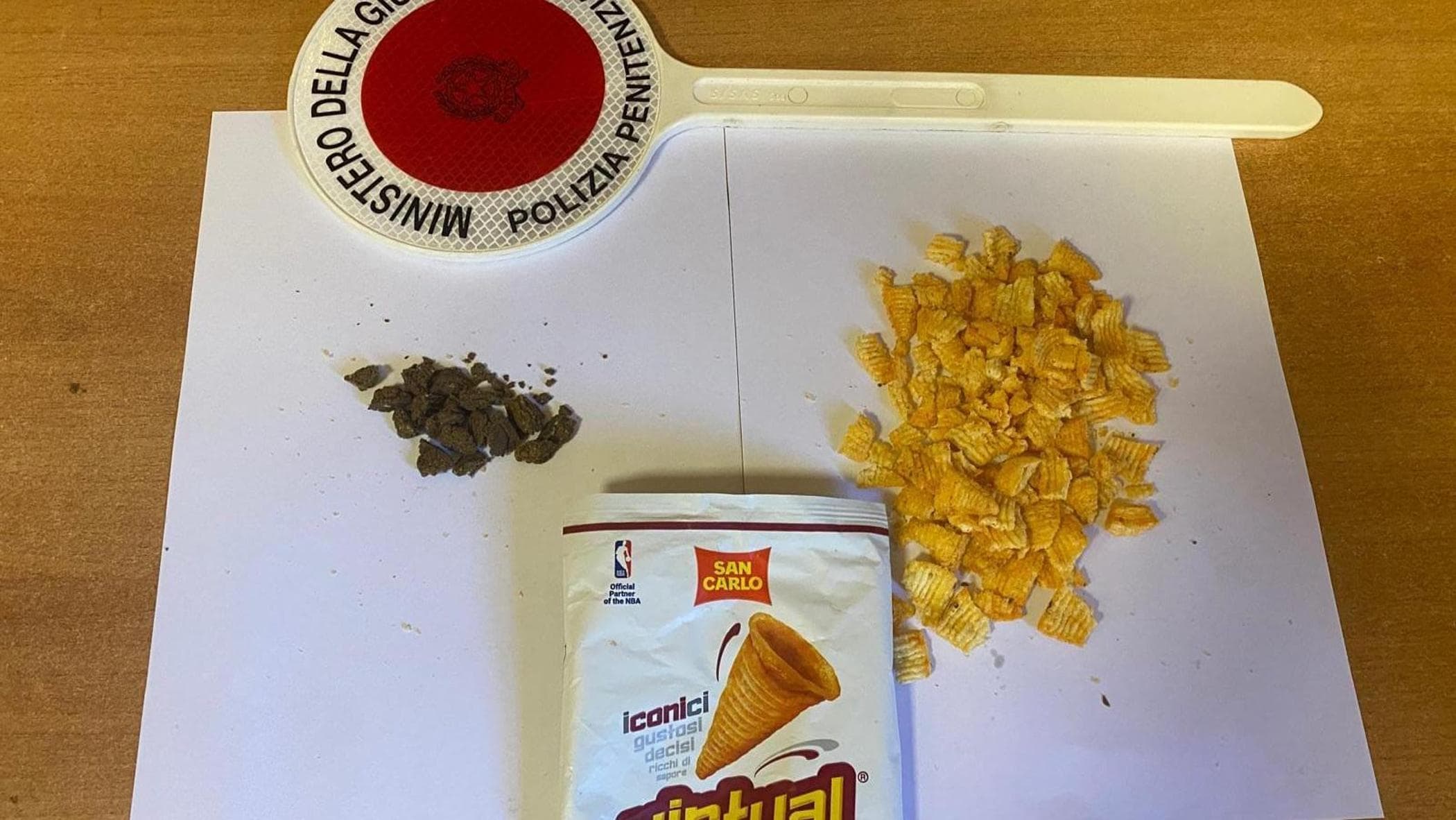 Roma, hashish nascosto nei pacchetti di patatine per i detenuti