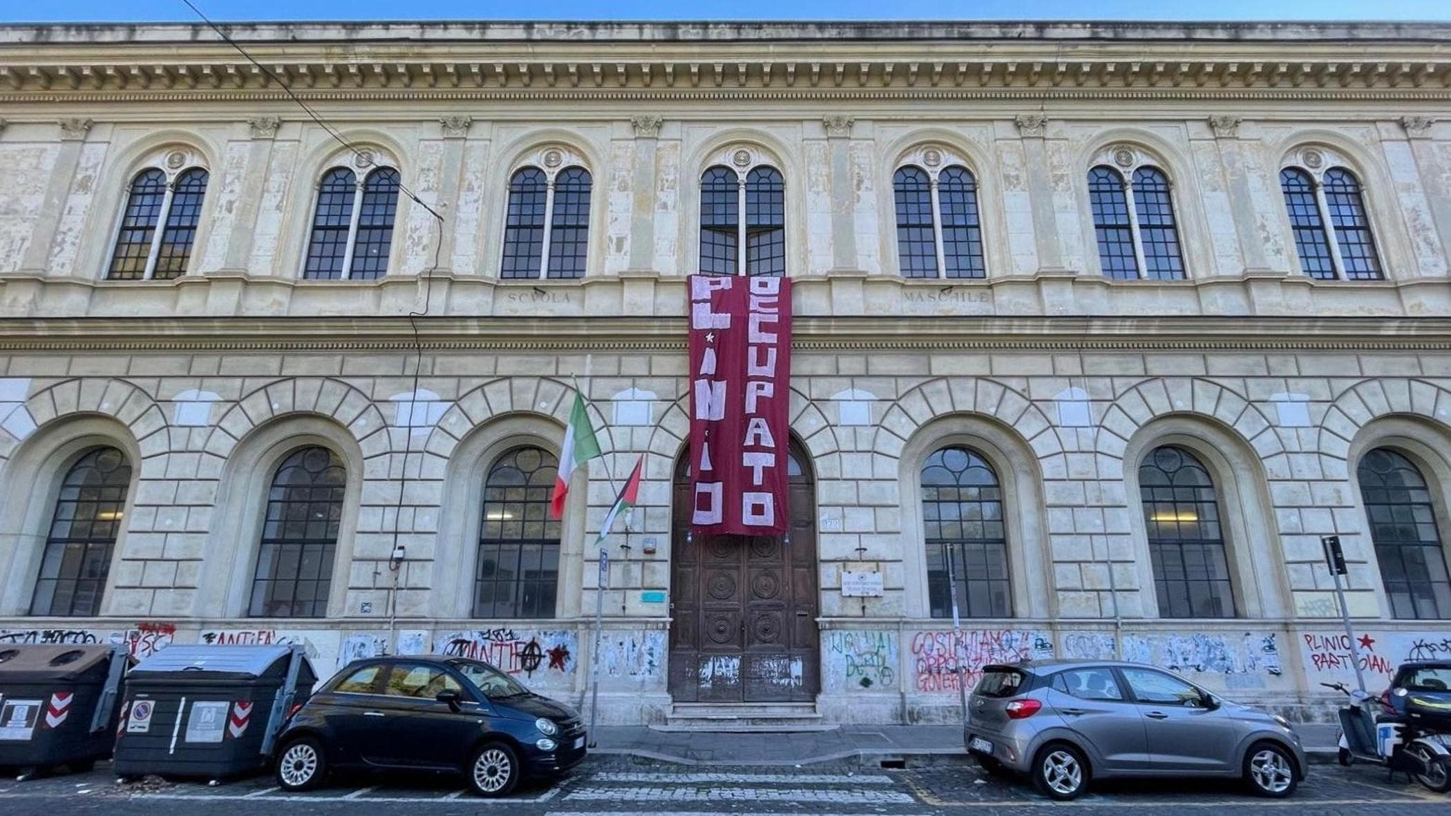 Roma, studente 16enne denunciato per graffiti estremisti sui muri del liceo