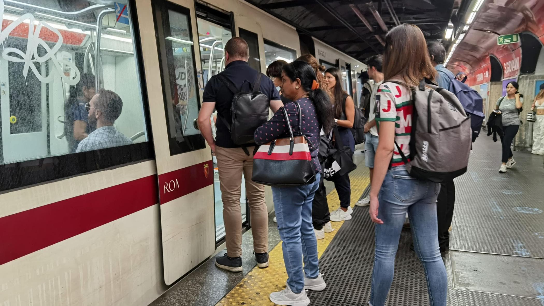 Roma, 20 gruppi di truffatori e borseggiatori sono l’incubo dei turisti