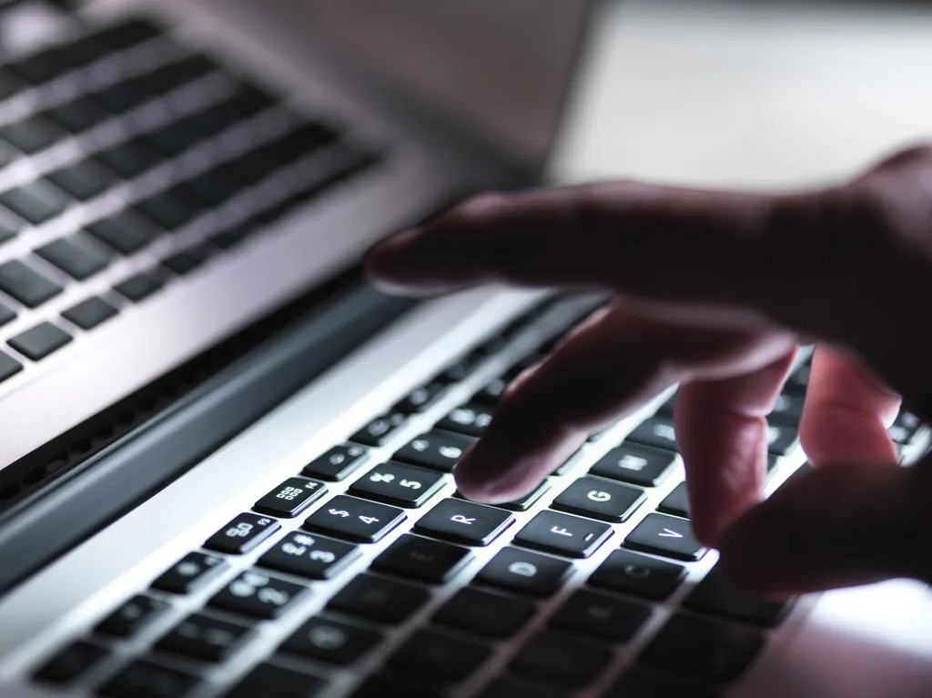 Allarme pedofilia: sempre più minori adescati sul web già a 10 anni