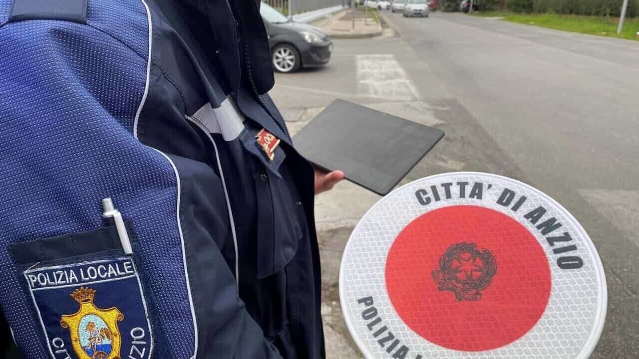 Roma, automobilista ha un malore e travolge due pedoni: un morto