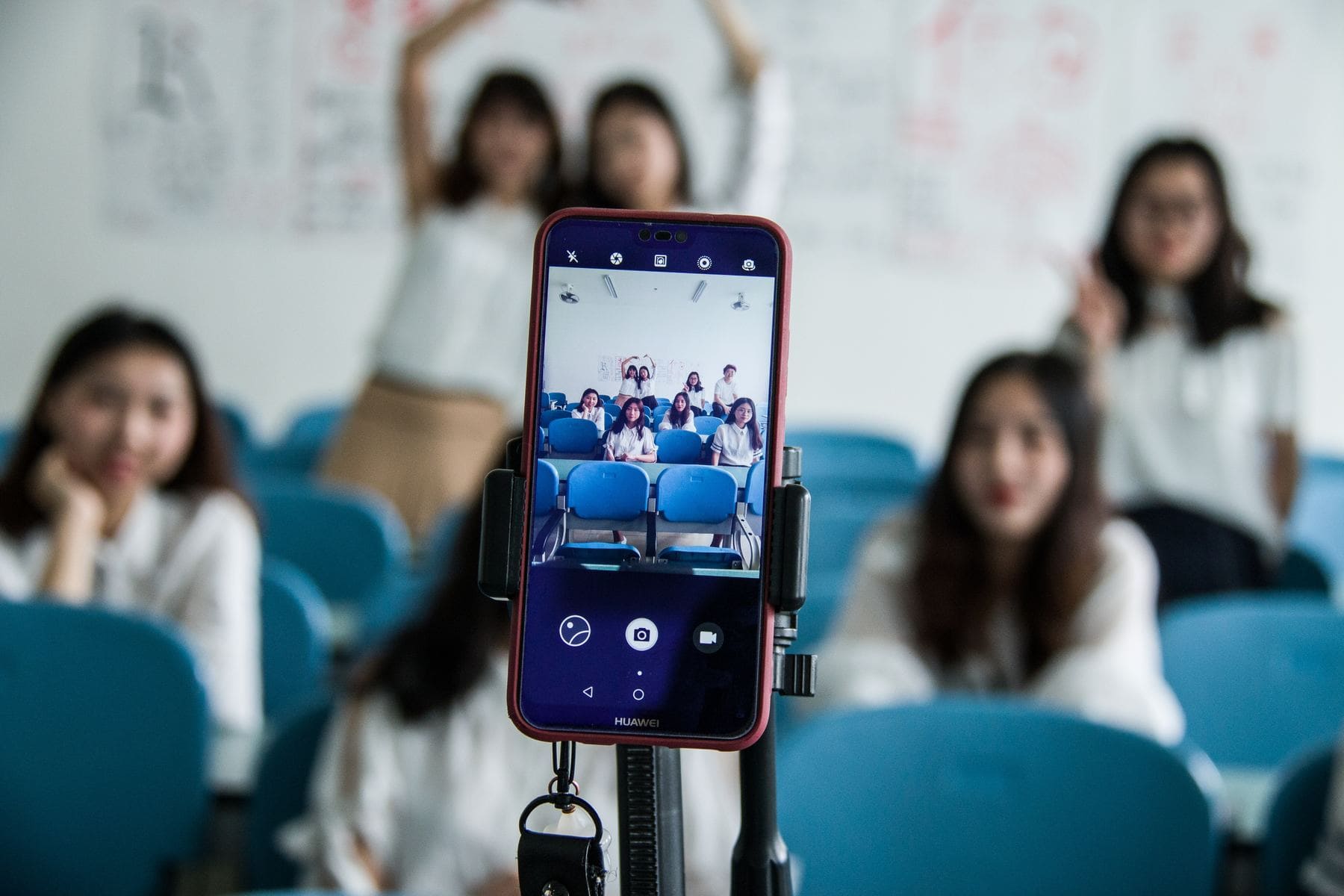 Scuola, con lo smartphone in classe ora si rischia la sospensione