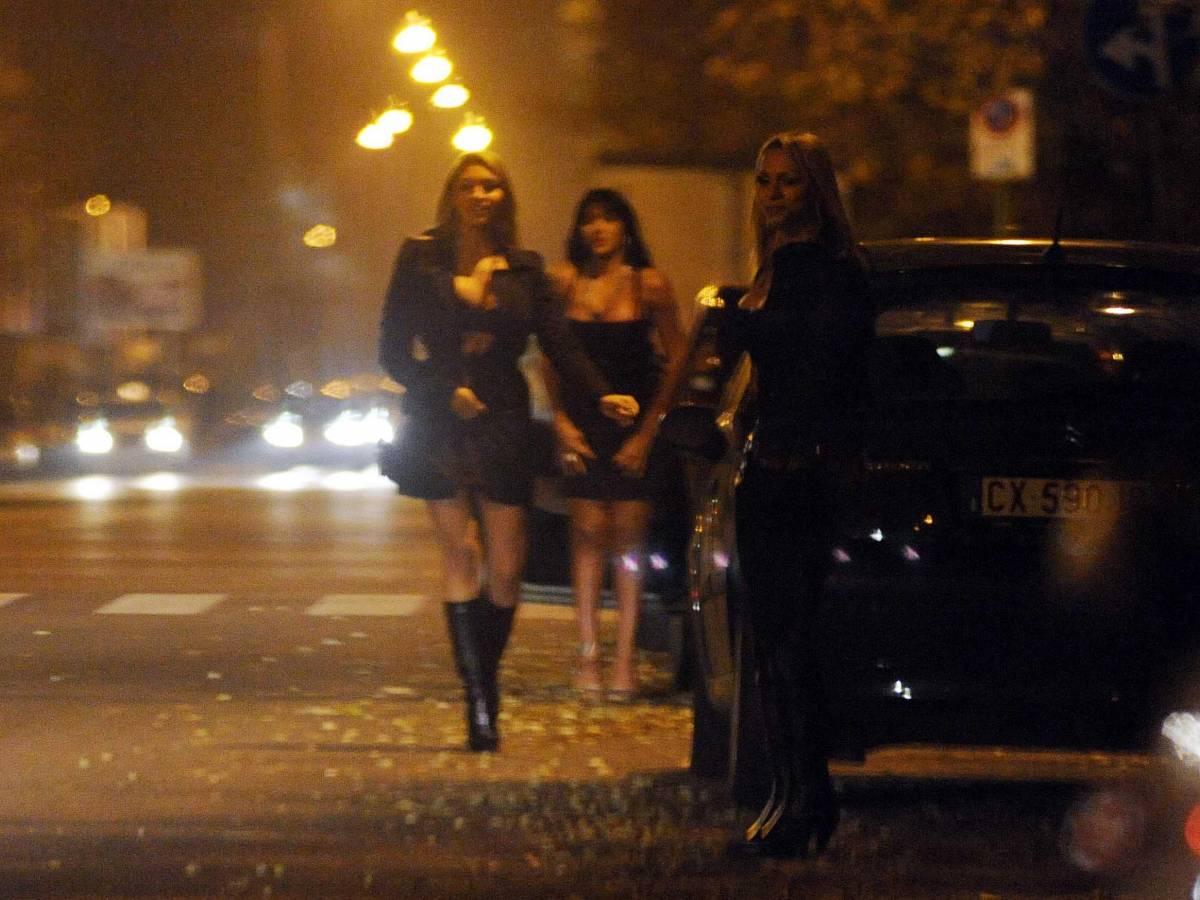 Roma, guerra per le piazzole del sesso: scontri tra trans e omosessuali