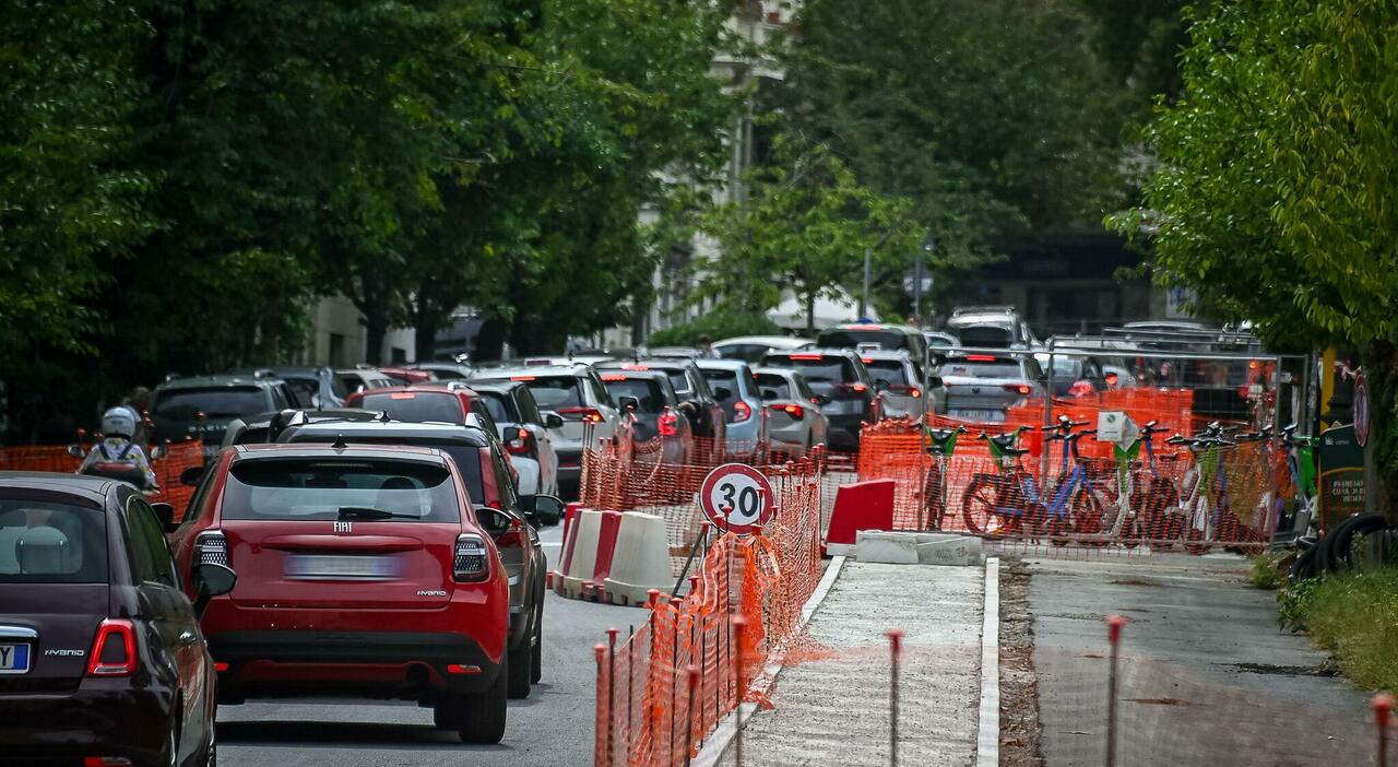 Parioli, proteste contro la nuova ciclabile di via Panama: traffico in tilt