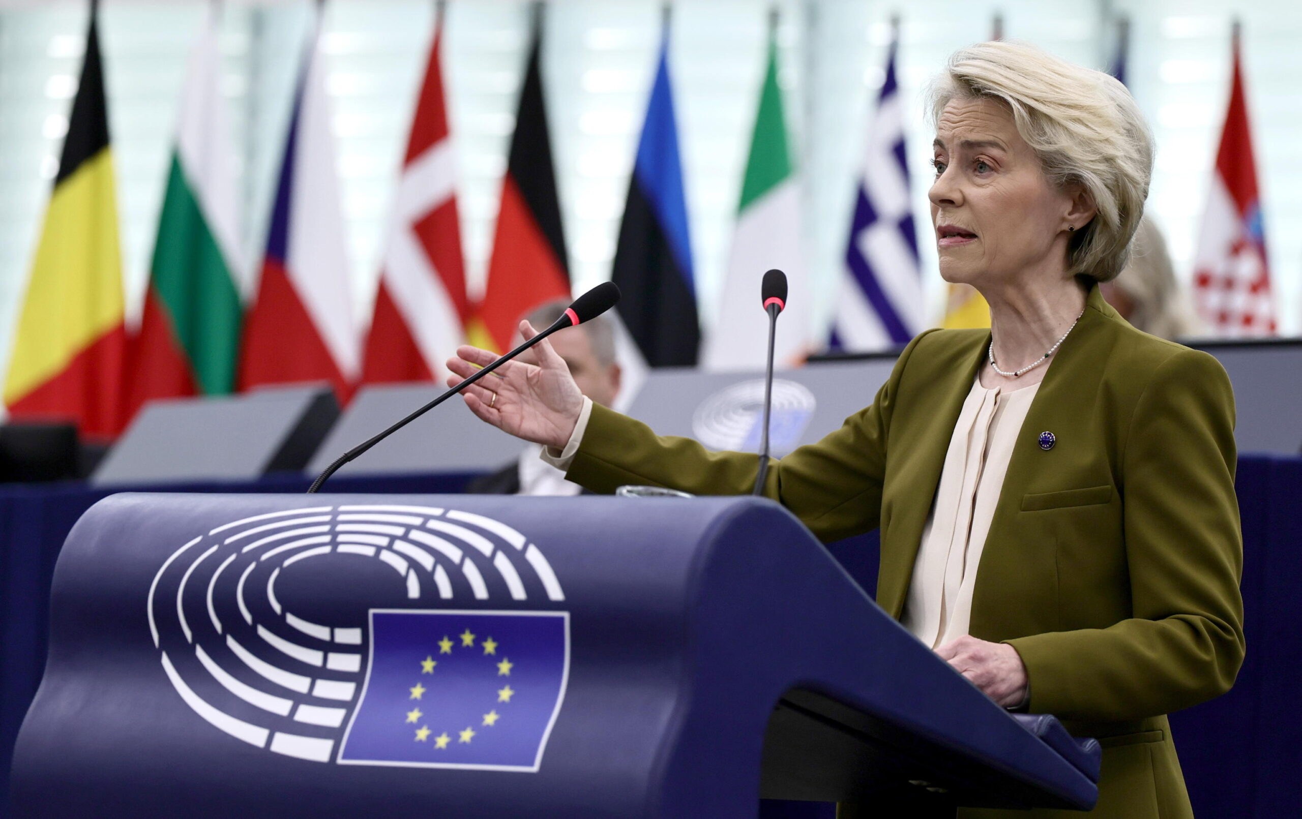 Auto, Von der Leyen accelera sulla revisione del bando ai motori termici