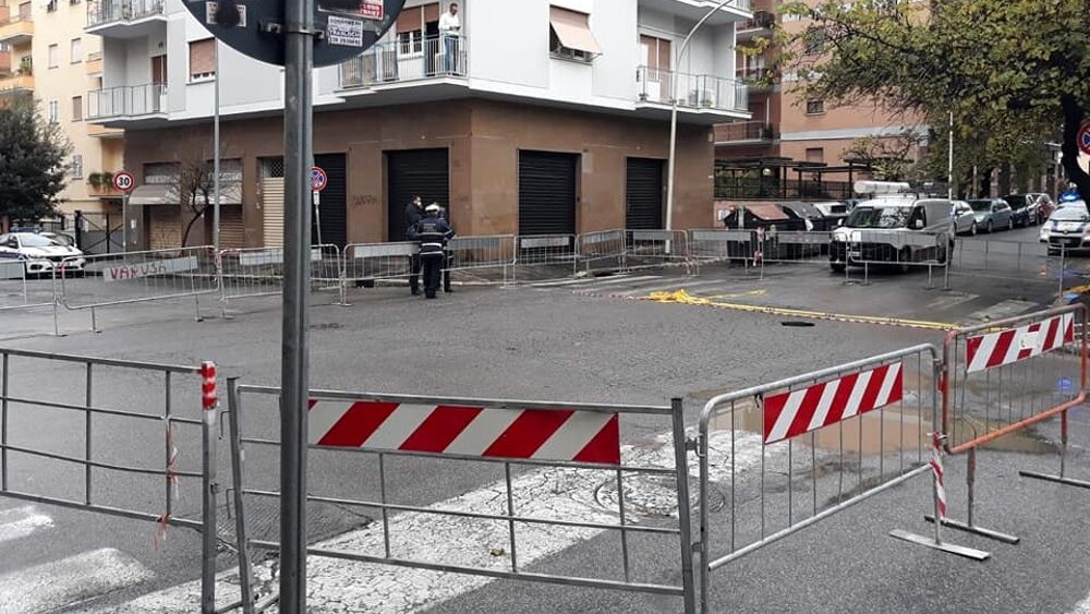 Roma, via Latina appena rifatta dopo anni e di nuovo rotta dagli scavi