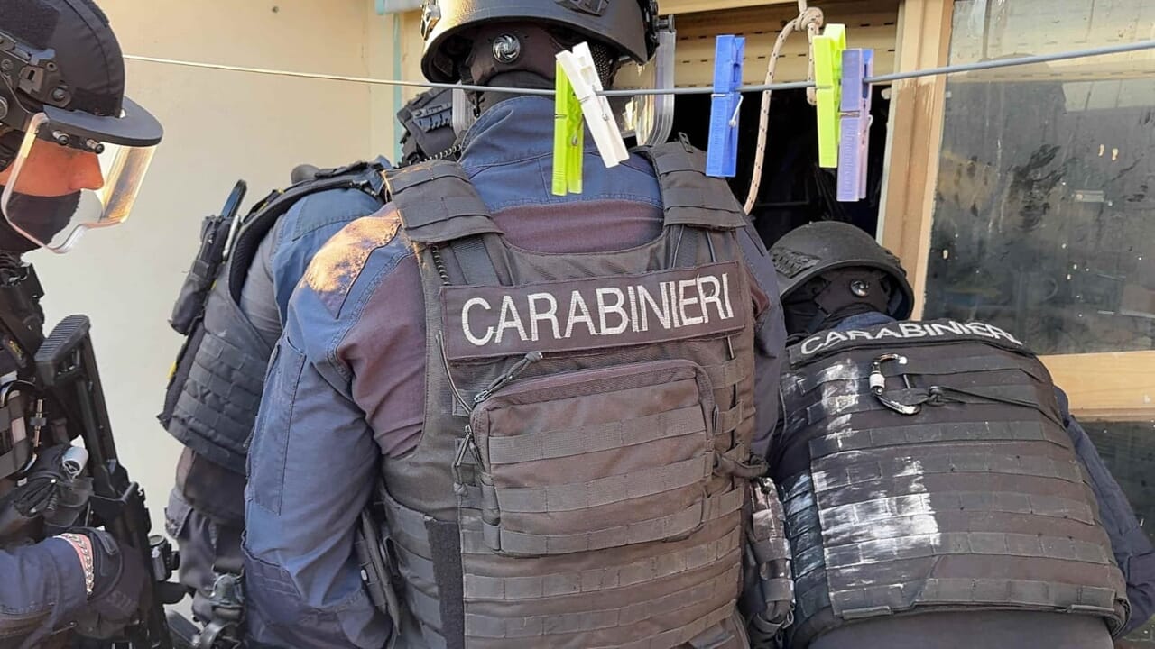 Blitz dei carabinieri nei “fortini dei pusher” del litorale romano