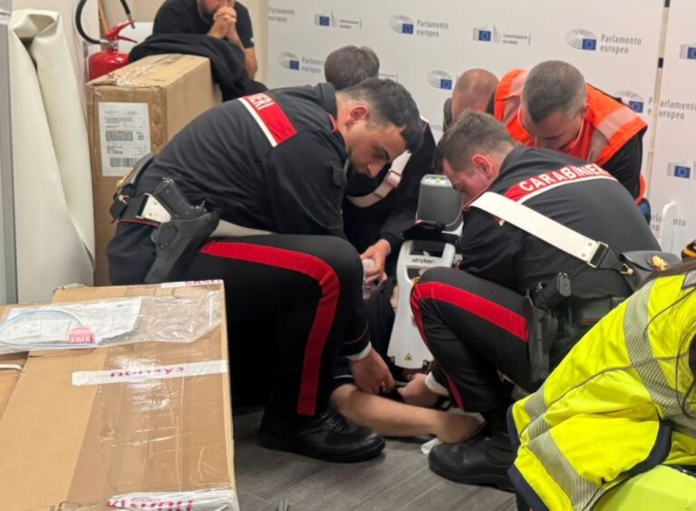 Roma, 55enne colpito da infarto in piazza Venezia: salvato dai carabinieri