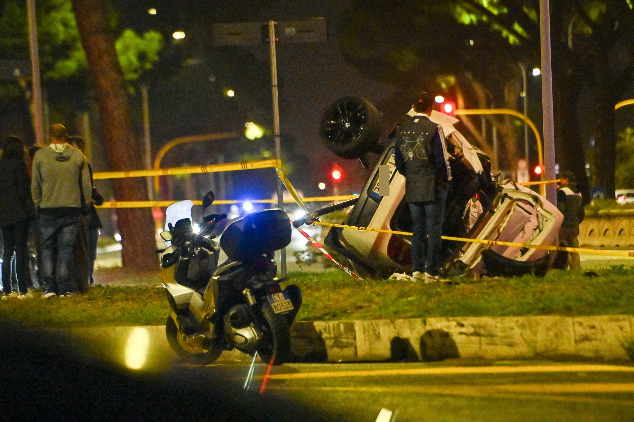 Roma, tragico incidente in via Colombo: muore una ventenne, tre feriti
