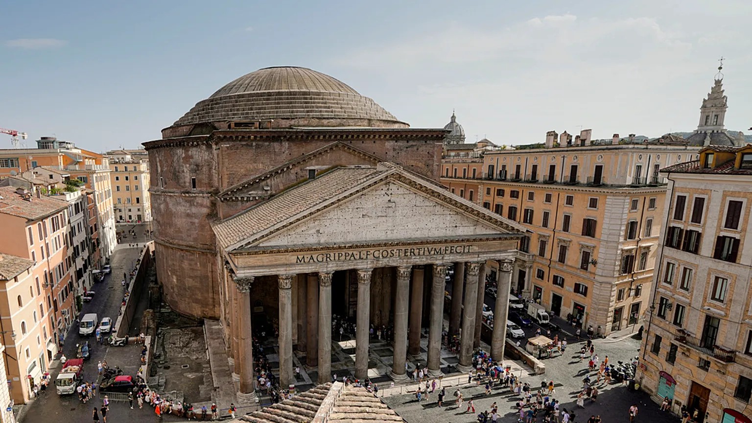 Tragedia al Pantheon: turista giapponese precipita e muore mentre fa un selfie