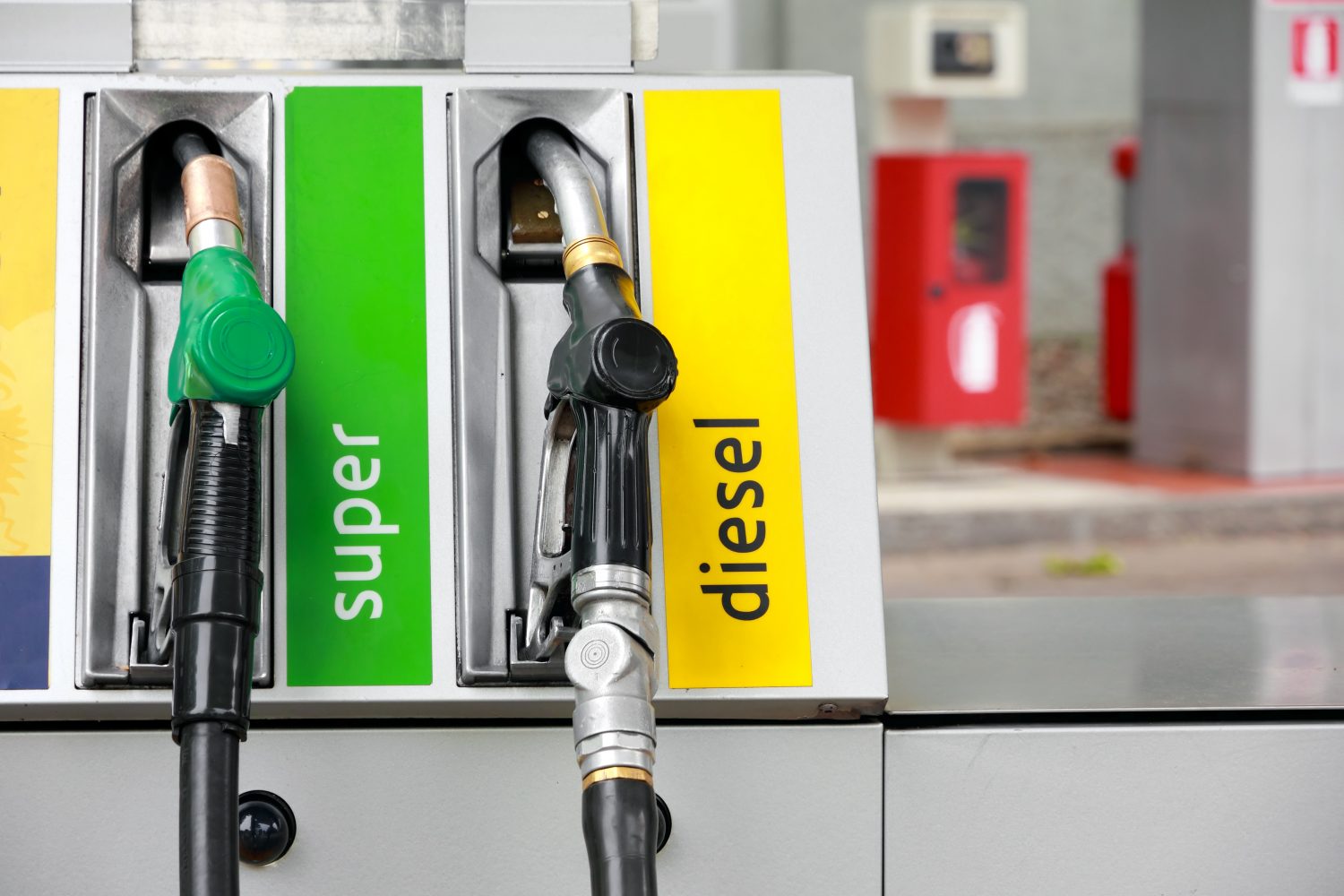 Accise su benzina e gasolio, il Governo accelera l’allineamento