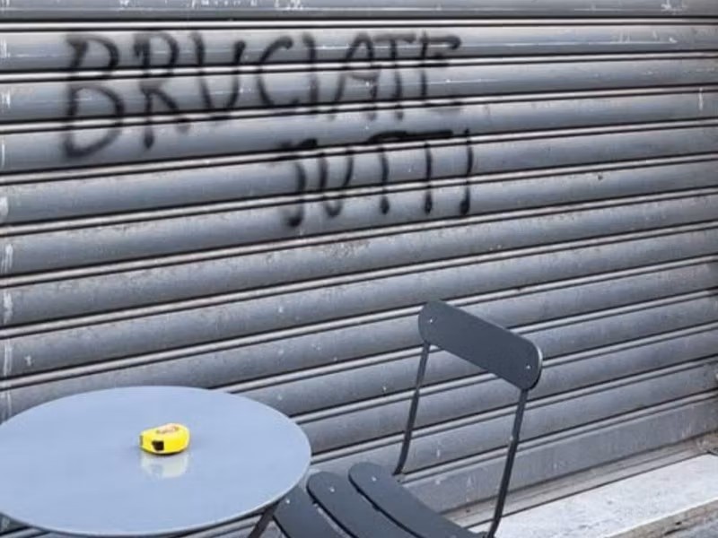 Roma, scritte antisemite sulla serranda di un panificio kosher a Marconi
