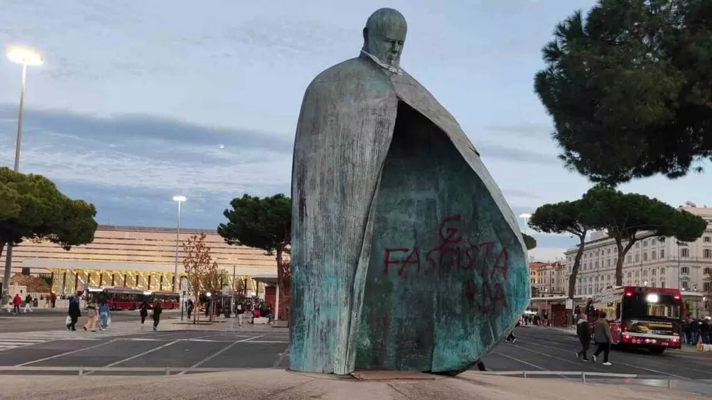 Roma, imbecilli ignoranti vandalizzano la statua di papa Wojtyla