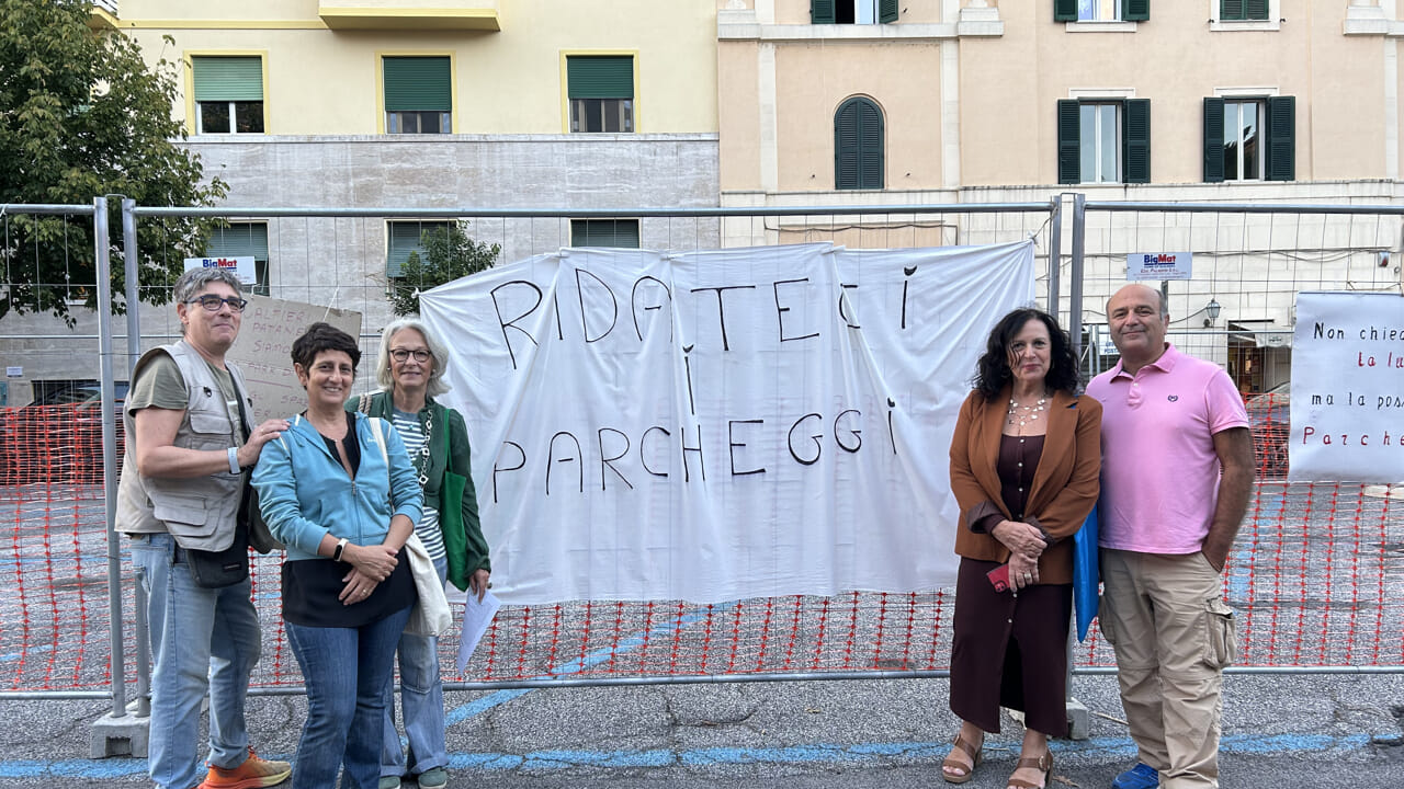 Roma, la protesta per la ciclabile in via Reni: “Troppi parcheggi cancellati”