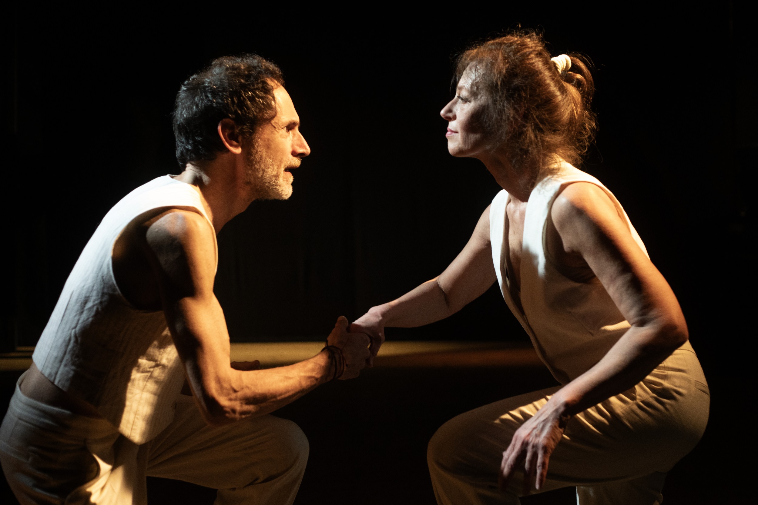 “Piedi nudi e parole crude”: poesia, danza e musica all’Auditorium De Angelis