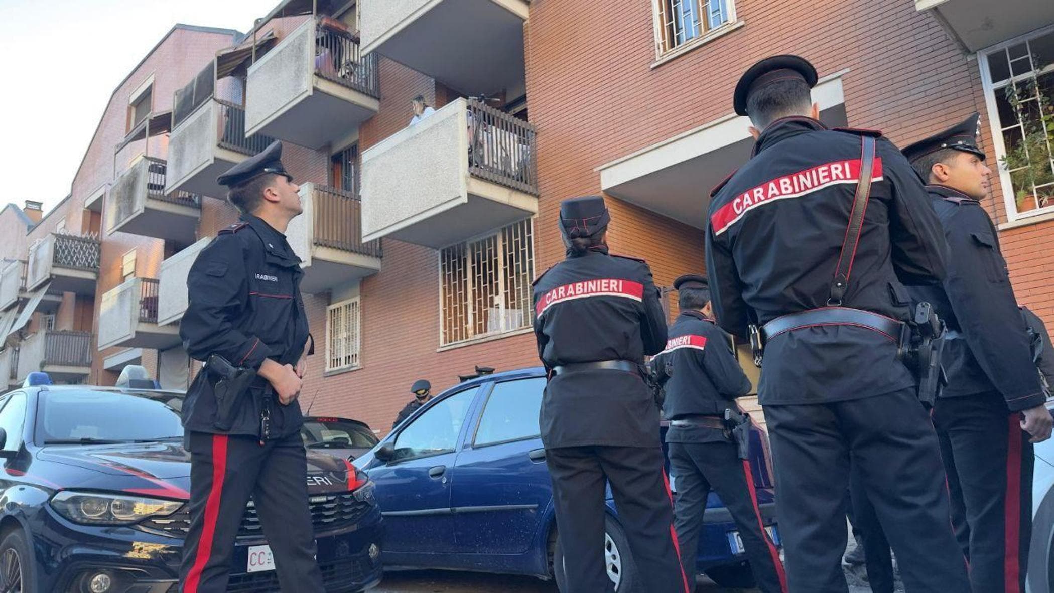 Cinecittà, blitz dei carabinieri: sgomberati gli edifici occupati dai Latinos