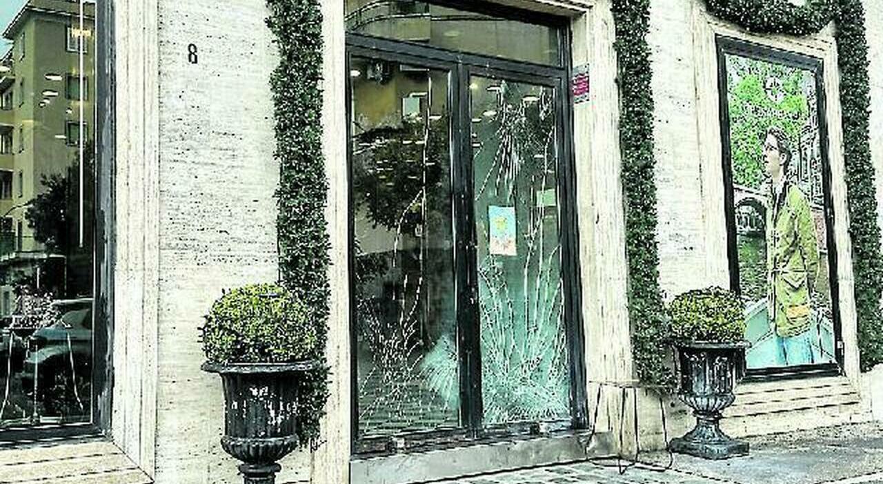 Esplosione a Centocelle, ordigno davanti a un negozio in piazza dei Mirti