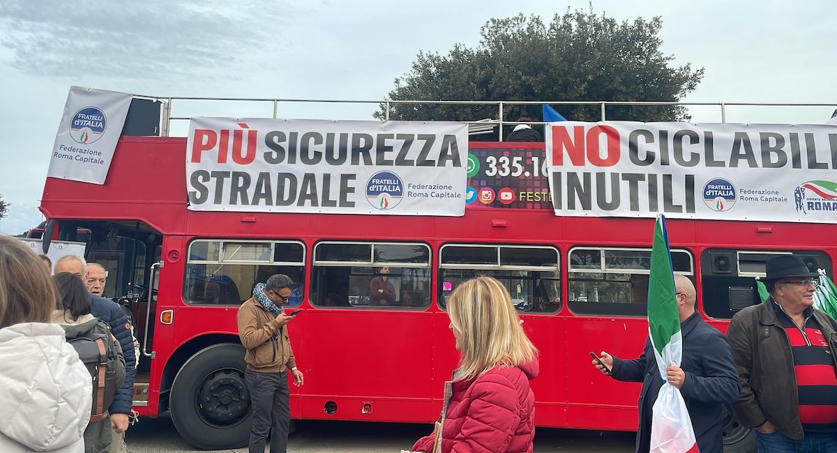 Roma-Eur, il corteo di Fratelli d’Italia contro la mobilità (in)sostenibile