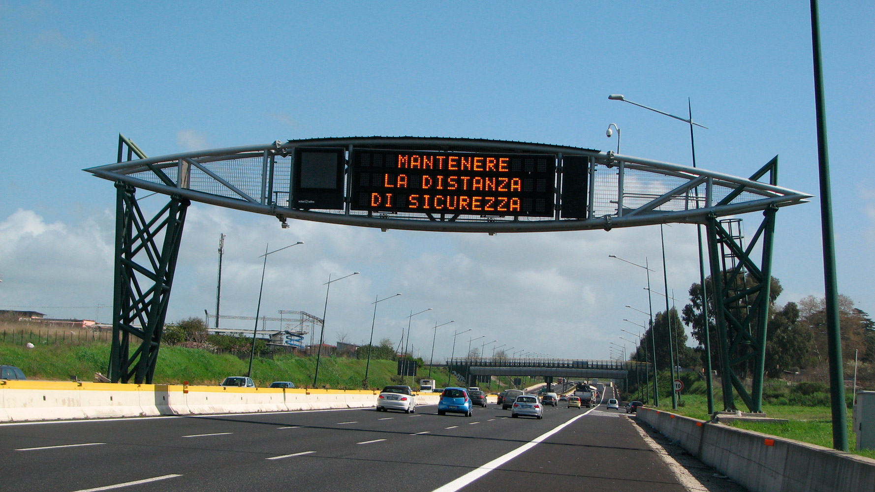 Roma, accoltellata dall’ex, fugge a piedi tra le auto sul GRA