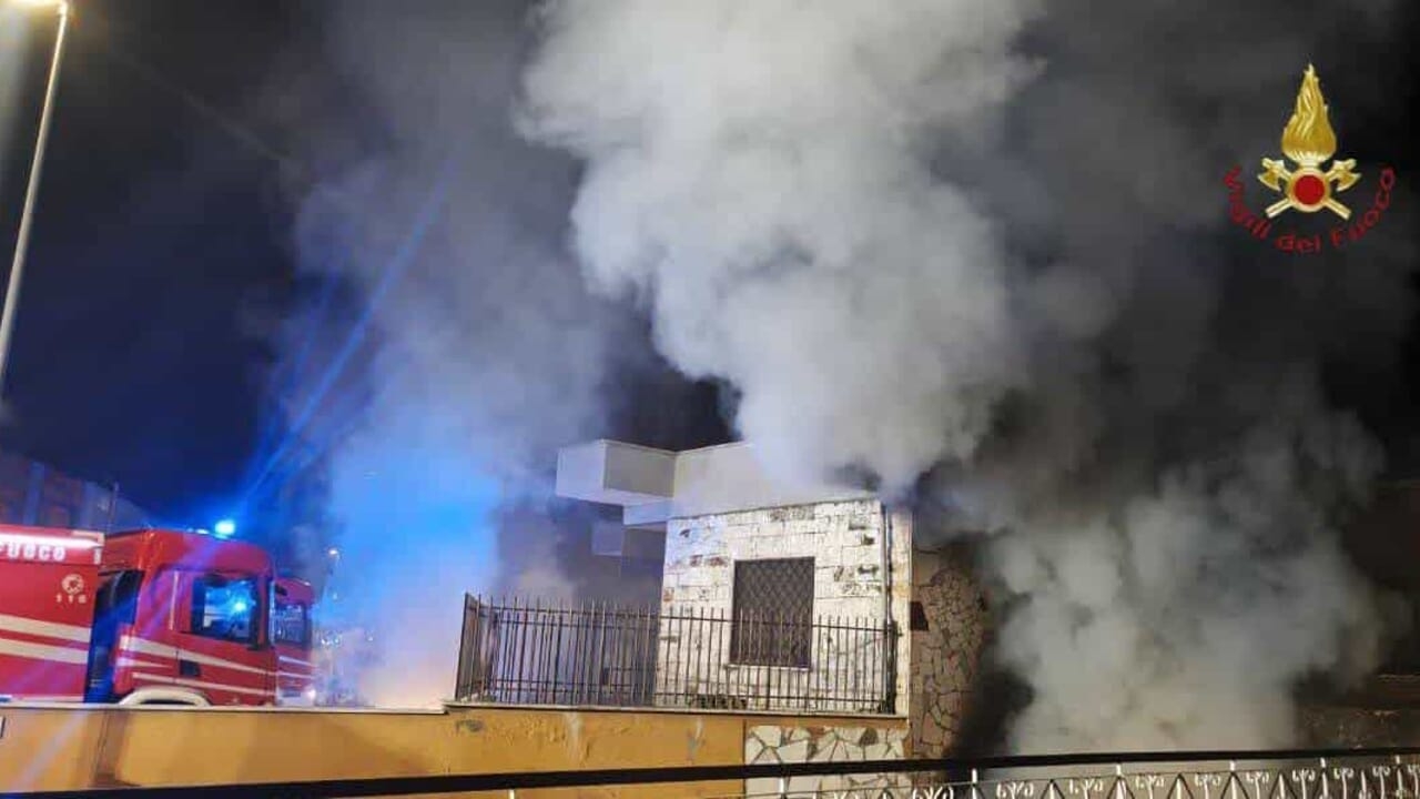 Torrenova, magazzino in fiamme: ipotesi sull’origine dolosa del rogo