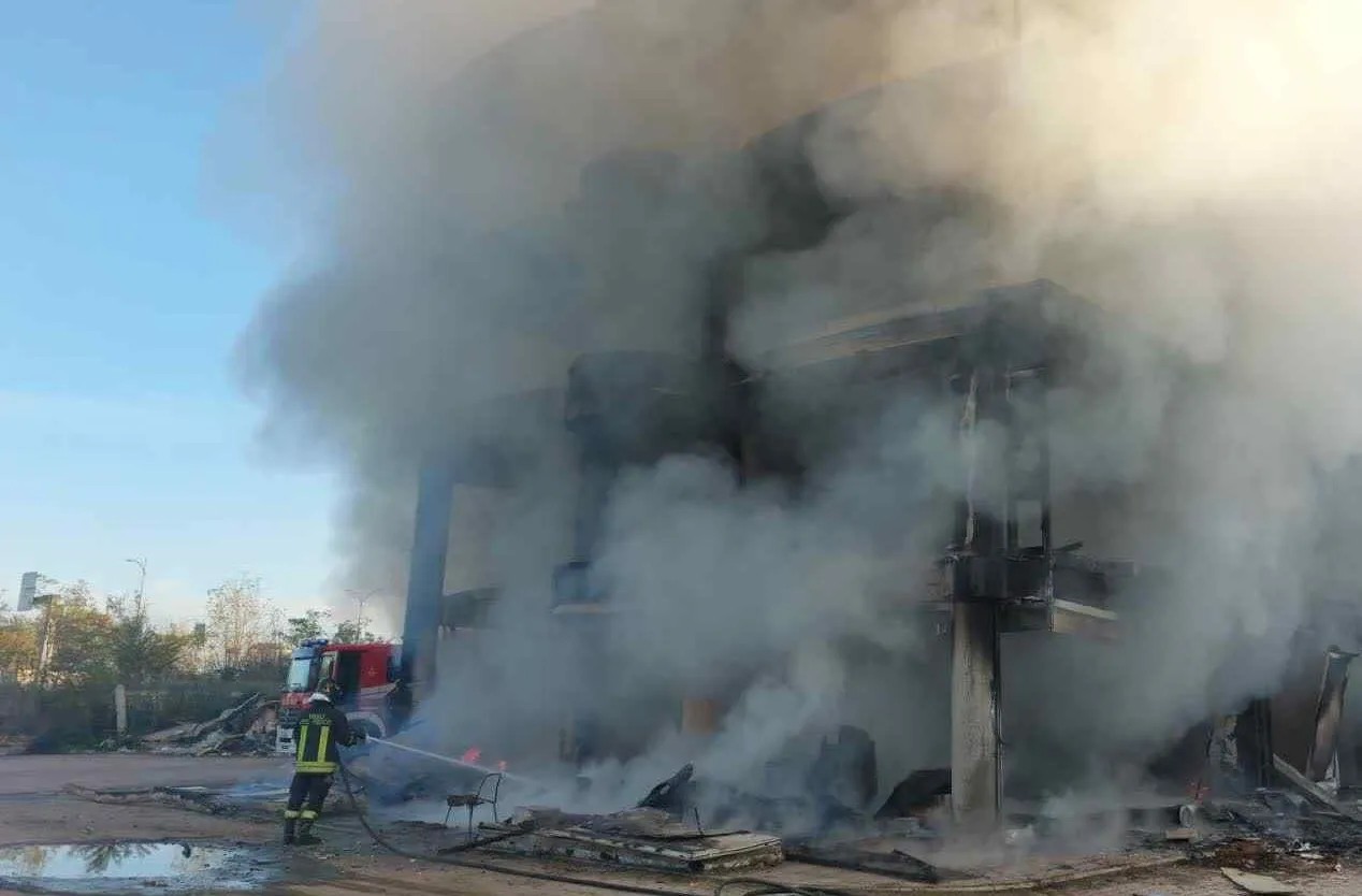 Roma, incendio all’ex fabbrica occupata di Tor Cervara: un ferito grave