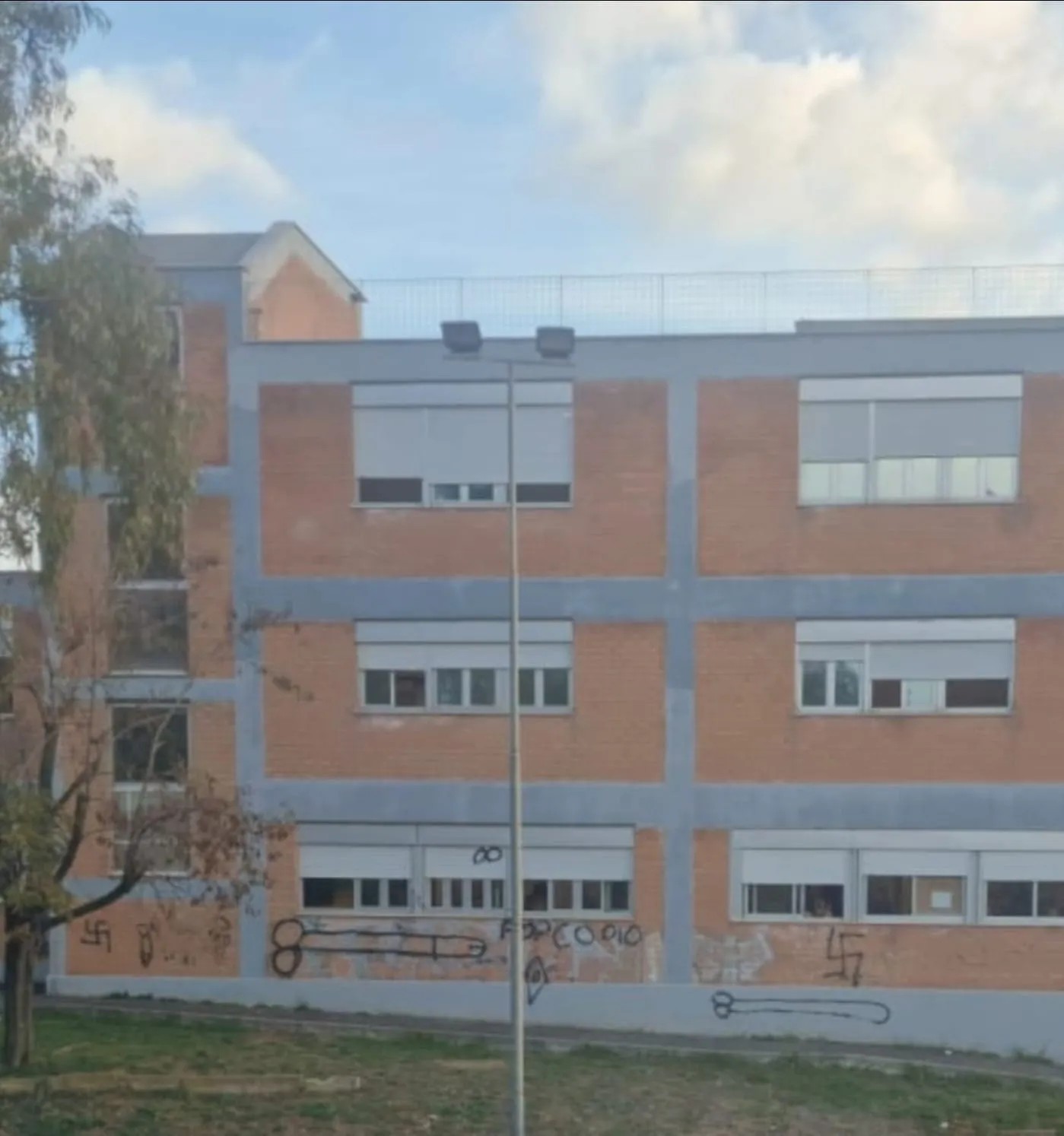 Roma, atti vandalici e bombe carta contro la scuola Santa Beatrice