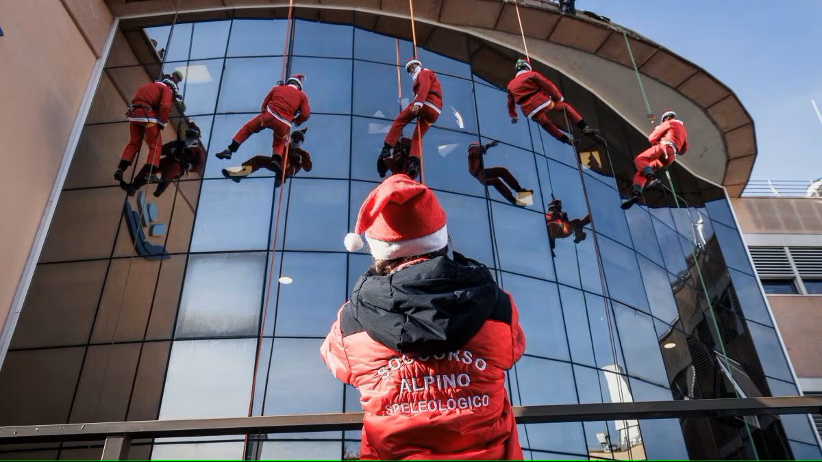 Babbo Natale scende dal tetto al Bambino Gesù: sorpresa per i piccoli pazienti