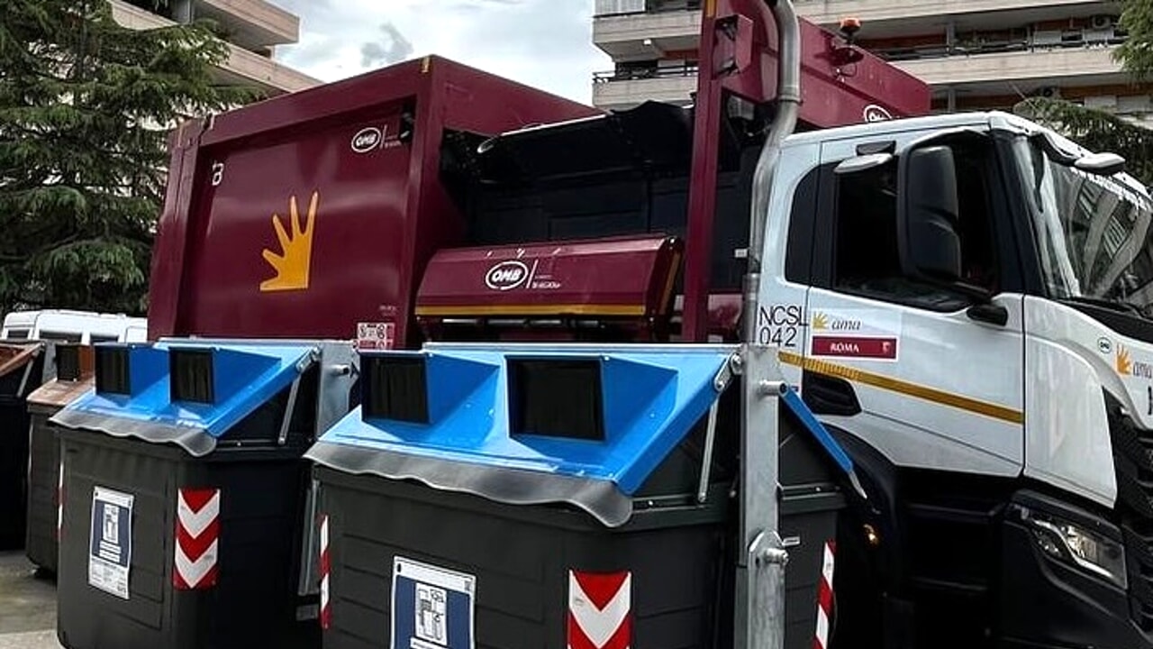 Natale senza emergenze rifiuti a Roma: cassonetti vuoti e raccolta potenziata