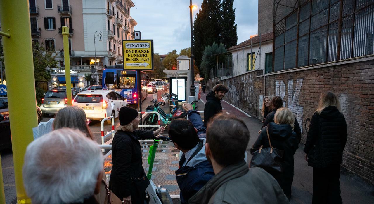 Via Panama, protesta contro la ciclovia: flash mob dei residenti in piazza