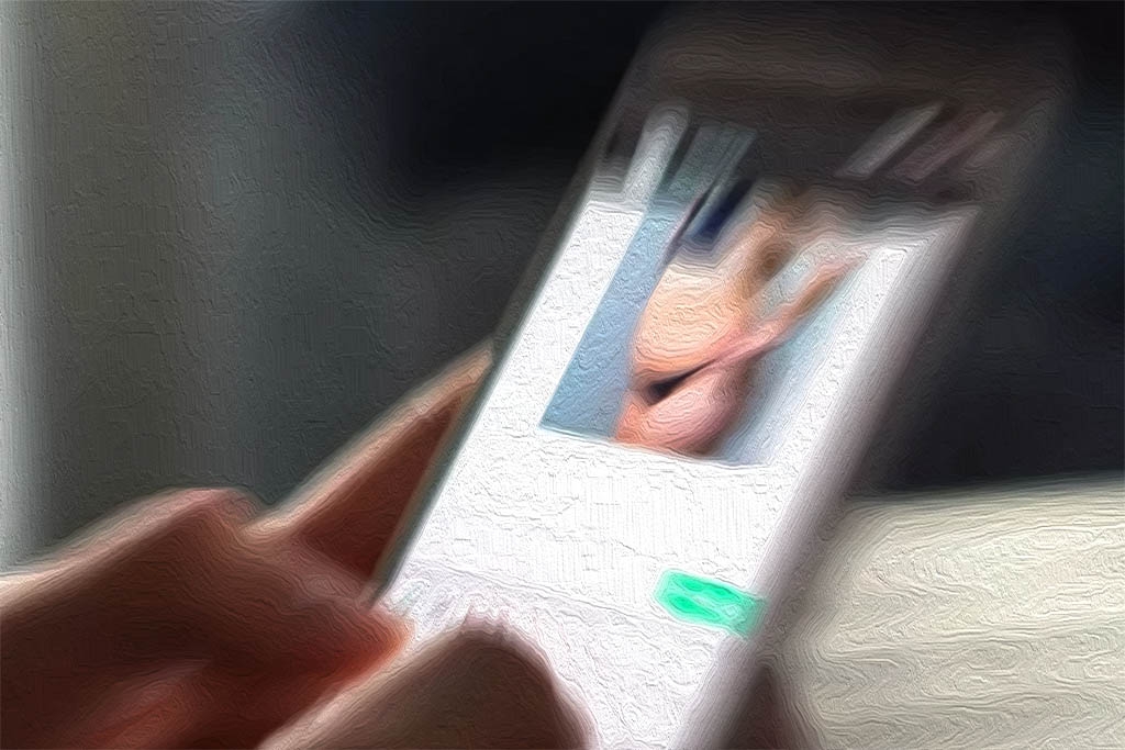 Falso casting e video manipolato con l’IA: modella romana ricattata