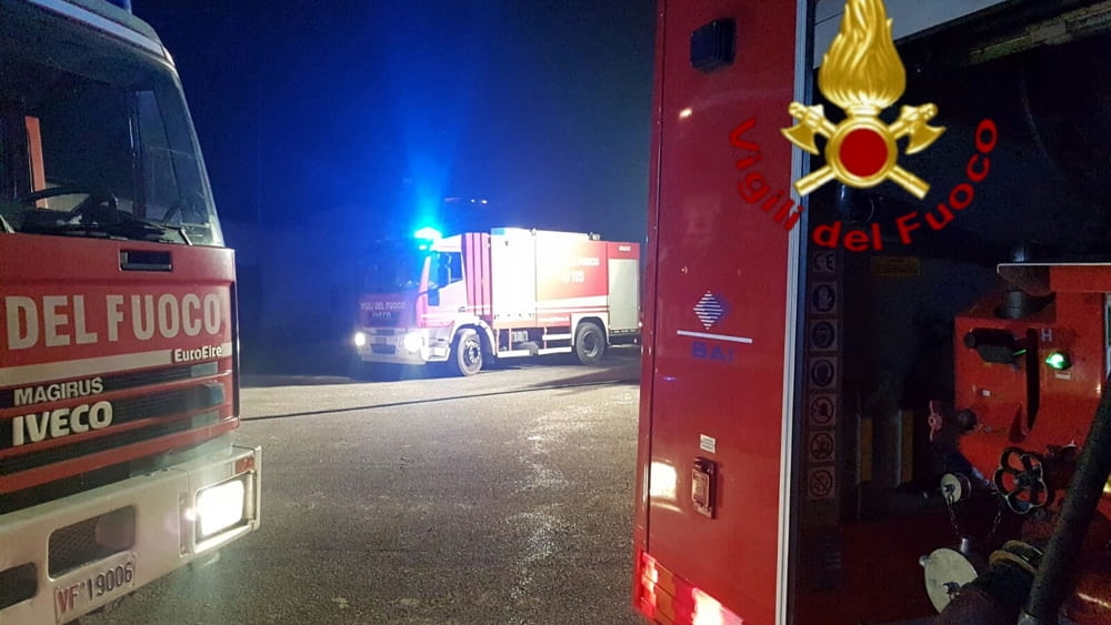 Attentato incendiario al bar sulla Prenestina: custode intrappolato tra le fiamme