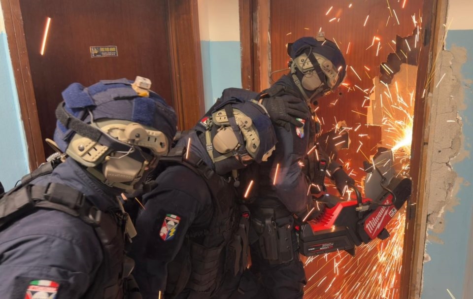 Blitz dei parà tra le piazze di spaccio e i fortini della criminalità ad Ostia