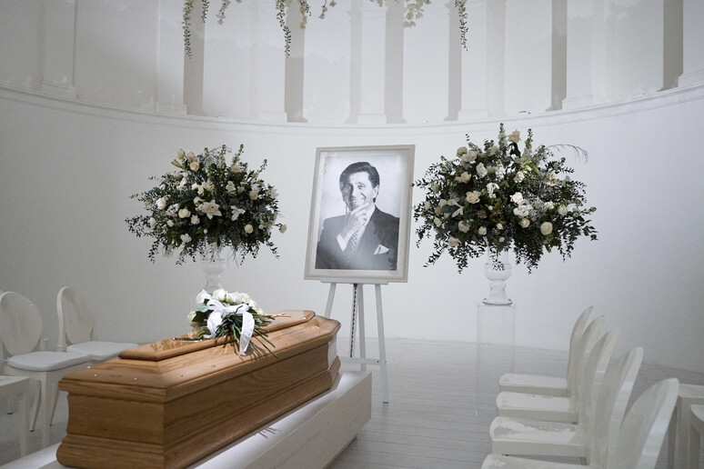 L’ultimo saluto a Valentino: la camera ardente tra fiori bianchi e ricordi d’autore