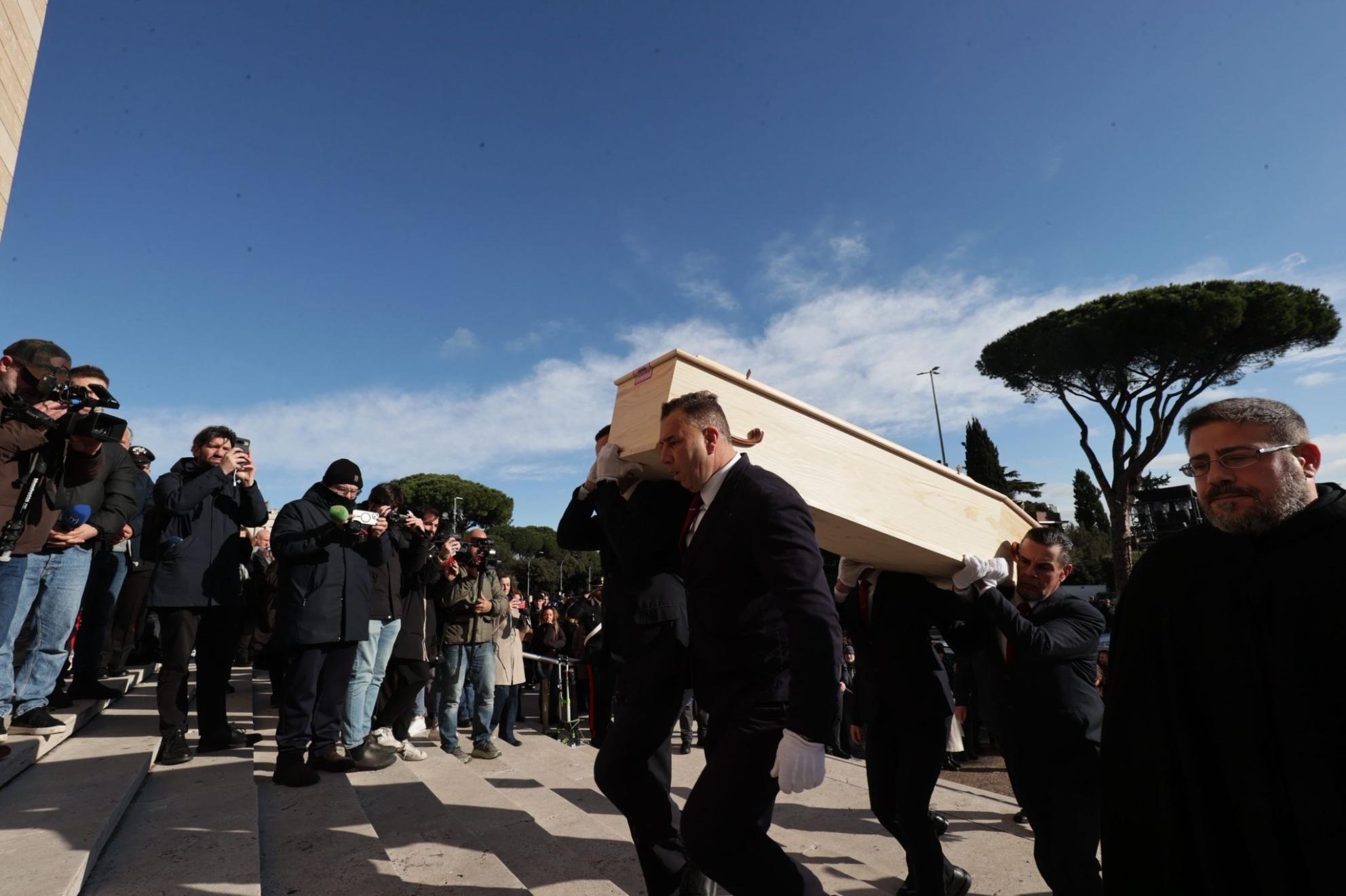 L’ultimo saluto di Roma a Riccardo, il 16enne morto a Crans Montana