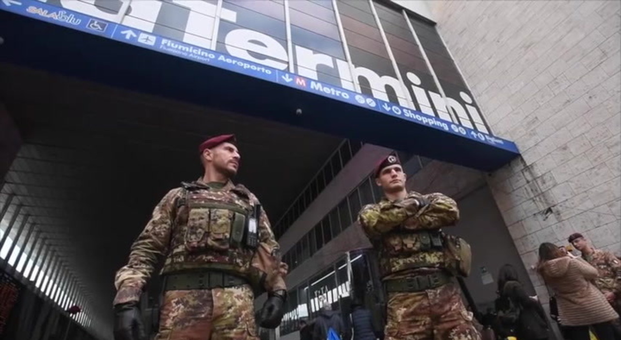 Violenza a Roma Termini: dopo le rapine ai turisti arrivano i parà