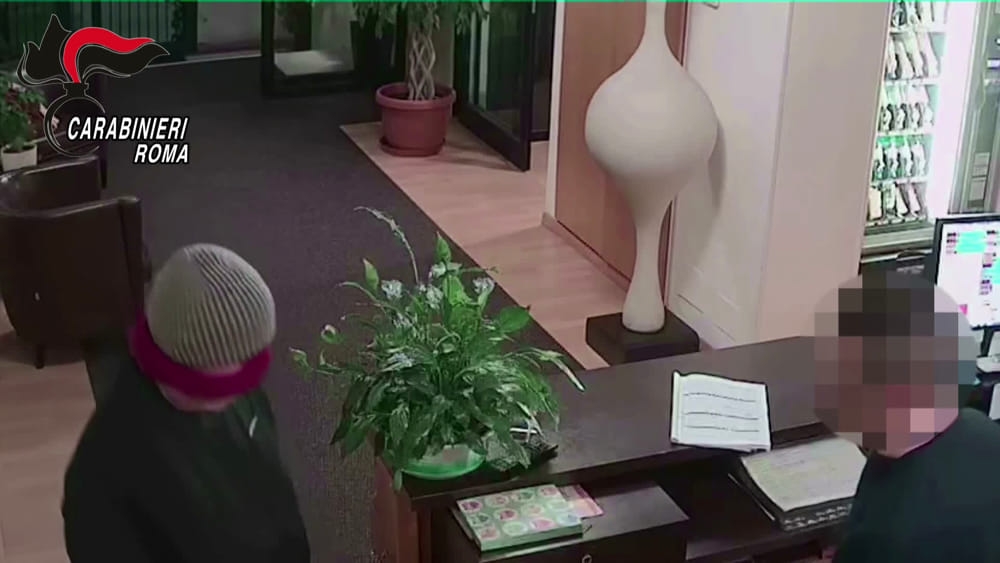 Roma, è caccia al rapinatore seriale di hotel