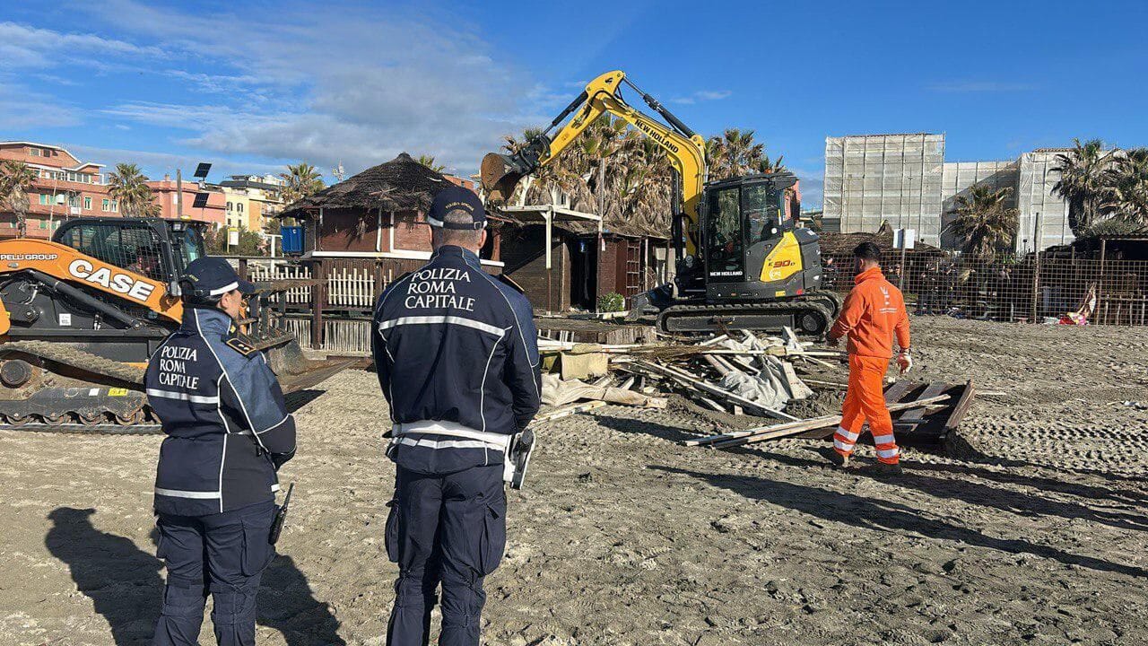 Ostia volta pagina con lo sgombero e l’abbattimento dell’ex Village
